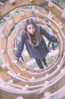 小保姆在厨房做饭